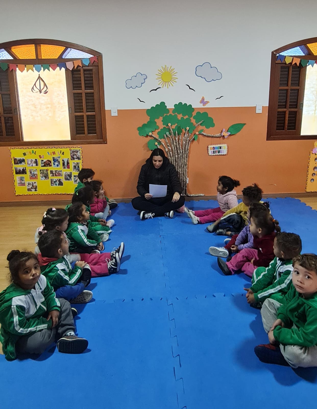 Momento de leitura na sala da creche em Osasco